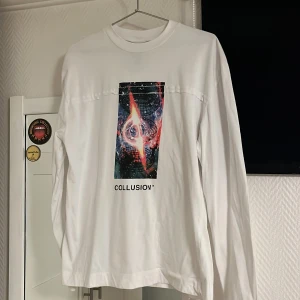 Longsleeve Collusion - Vit långärmad tröja från Collusion med stort tryck 