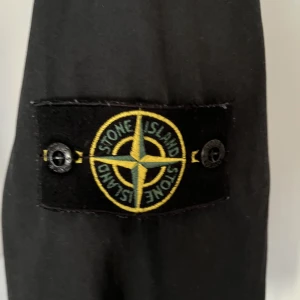 Stone island overshirt - Säljer nu min Stone island overshirt. Är i hyfsat skick , patchen är i ny skick 