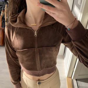 Brun kort tröja   - Väldigt fin kort tröja i brunt mesh tyg. Den är i väldigt bra skick, knappt använd. Passar bra till jeans, kostymbyxor men även mjukis. Väldigt mysig och skön att ha på sig. Om du vill ha fler bilder eller har några andra frågor, tveka inte att skriva 🙌🏼🌸⭐️