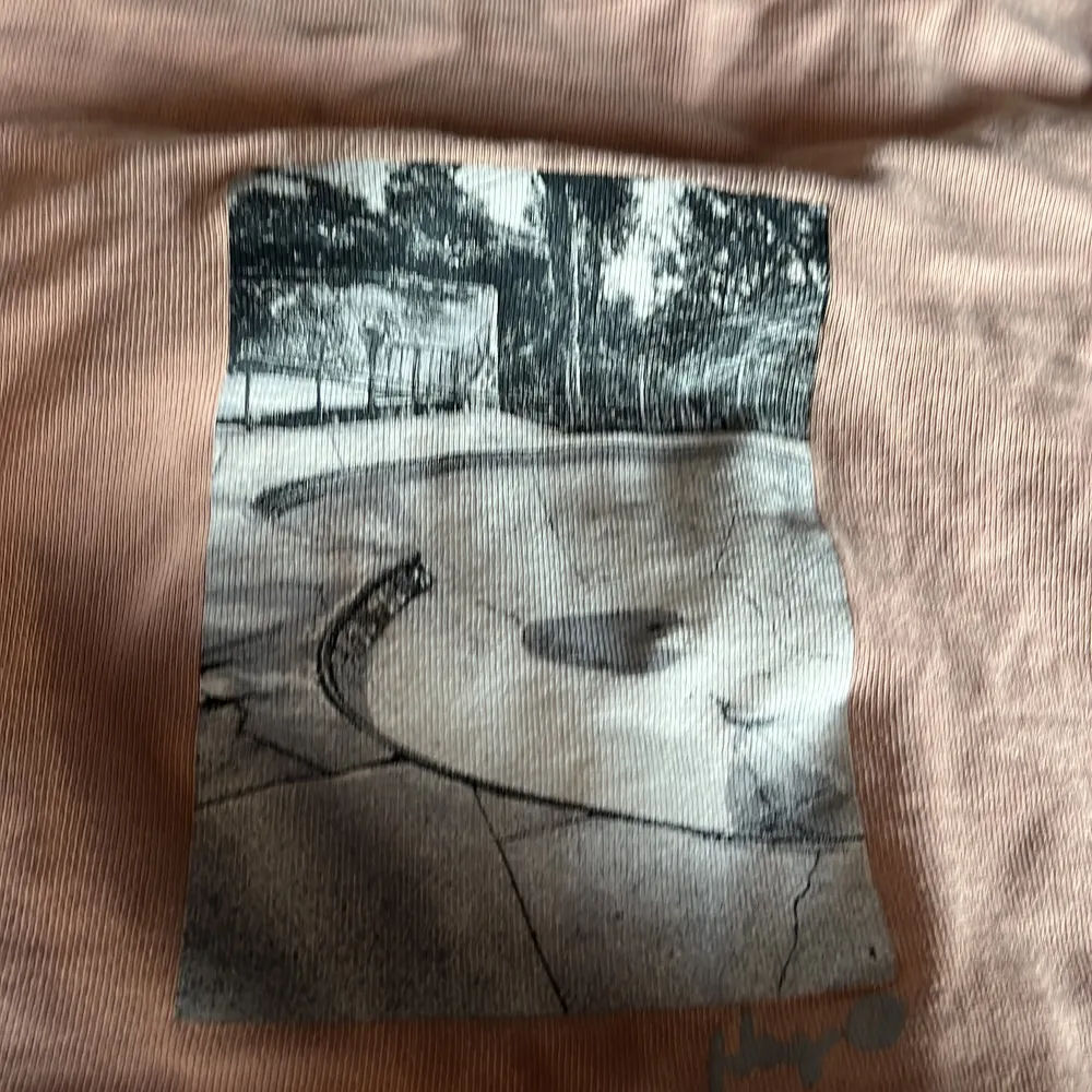 en rosa sweatshirt från H&M med grafik på framsidan (inget på baksidan). grafiken är en skate-park. Storlek M. Hoodies.