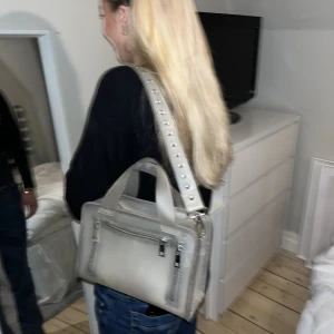 grå núnoo väska - så så snygg väska från núnoo!! snygg att ha både över axeln och i handen! perfekt till utgång och till skola och den rymmer väldigt mycket💕💕💕nypris ca 1300, finns inte att köpa längre
