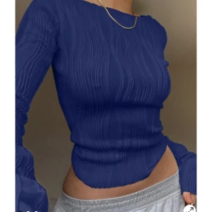 Topp - Fin, marinblå topp. Ej använd, prislapp är kvar! 