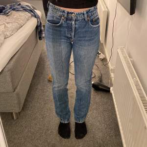 Säljer nu mina fina mörkblå midrise jeans från zara då dem inte kommer till användning längre. 🥰