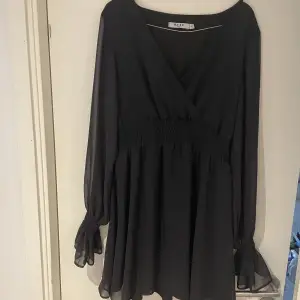 Jag säljer en jätte fin svart kläning ifrån NA-KD. Det är hel svart med fladdriga ärmar, V-ringad och markerad midja. Den är använd 1 gång är som ny. Köpte den för 500 kr.