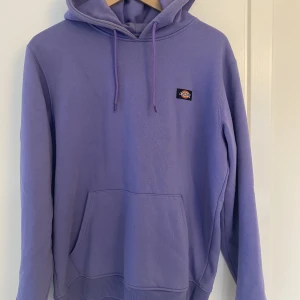 Dickies hoodie lila  - Säljer min hoodie från dickies pga lite användning. Hoodien är i nyskick och är mycket skön. Storlek medium. 