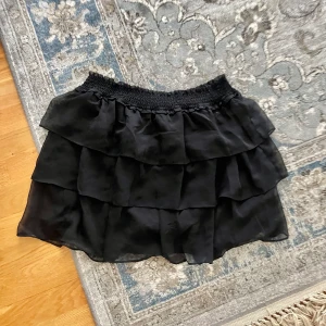 Volangkjol - En superfin kjol från hm. Helt oanvänd med lappen kvar! Köpt för ca 2 år sedan så tror inte den säljs längre. Storlek M. 💕 säljer för jag har redan massor kjolar!