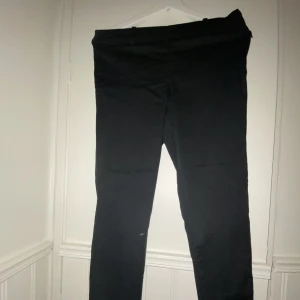 Korta svarta kostymbyxor med slits - Svarta kostymbyxor med slits, passar korta ben Storlek EU 38 från H&M