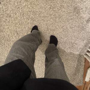 Raka jeans från zara i jättefin grå färg! Använda fåtal gånger🥰 