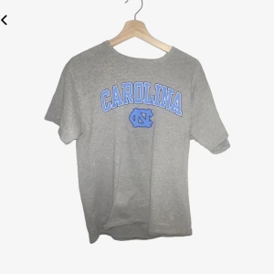 North carolina tee - säljer denna feta North carolina tee i storlek M Super skick🙏🏼🙌🏼 Budet börjar på 150kr❤️