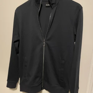 Blå zip tröja  - Köpt på zalando för 450, sparsamt använd och har inga fläckar eller skador. Storlek xs men sitter som s. Pris kan diskuteras
