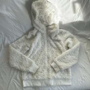 Fluffig zip up  - Såå fin zip up tröja, nypris 399. Står strl barn 146/152 men sitter bekvämt på mig som är en S, men är tyvärr för kort i armarna (är 169 cm). Bra skick förutom lite nopprig på insidan. Köps via Swish eller köp nu ❣️
