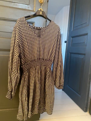Zara klänning - Kort vichyrutig klänning ifrån zara i storlek M (liten i storleken) använd ett par fåtal gånger och är i fint skick. Köpt för 549 kr 