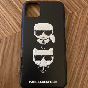 Karl Lagerfeld iPhone 11 PRO MAX skal. Liten defekt på sidorna syns på bild 2 och 3 