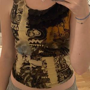 Ett linne med brun/oranga toner ! Stolek S/M beroende på byst💓 Aldrig använd och säljer pga inte min färg 🌟