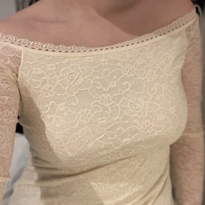 Off sholder topp - Topp i spets. Jättefin passform vid axlar och midja. Inte croppad. Aldrig använd, köpt från zalando för 200kr