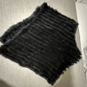 Äkta päls poncho - Svart äkta kanin päls poncho, oanvänd. 