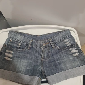 Lågmidhad jeansshorts - Super söta jeansshorts, de e faktiskt lågmidjade.  Säljs pga de är för små och blev aldrig använda pga det