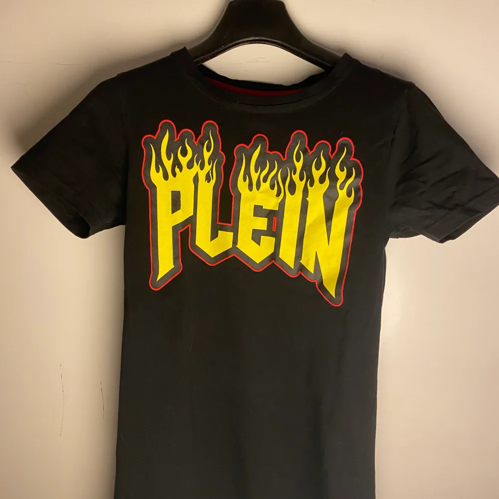 Tjena! Här har jag ytterligare en PP T-shirt. Samma storlek som min andra Philipp Plein annons d.v.s XS-S (160-170cm). Denna T-shirt har tyvärr 2 st flaws, men de syns inte på tröjan. Skriv privat till mig för bild på flawsen.. T-shirts.
