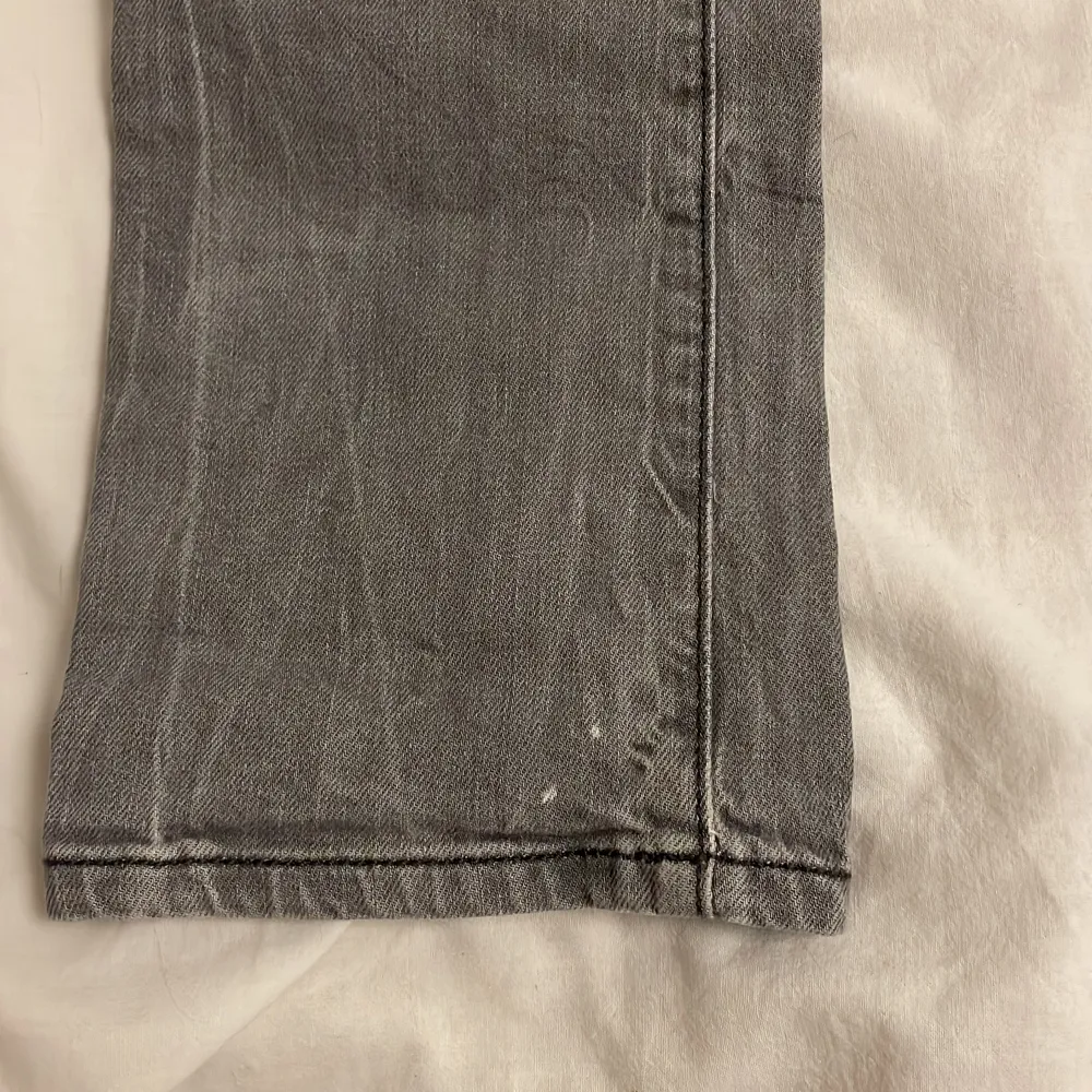 Lågmidjade och raka jeans som inte kommer till användning.. Jeans & Byxor.