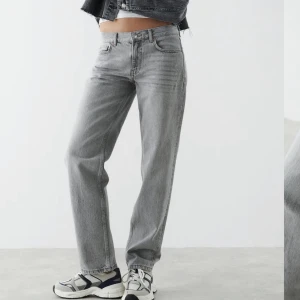 Jeans - Säljer dom här as snygga jeansen ifrån Gina❤️ dom är köpta här på Plick men jag själv har aldrig använt dom. Perfekta nu när det börjar bli vår. Säljer på grund av att dom är för stora för mig. Skick 9-10