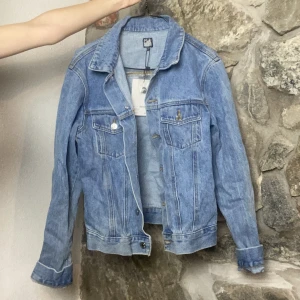 jeansjacka - helt ny jeansjacka, aldrig använd🤍 köp nu är på!