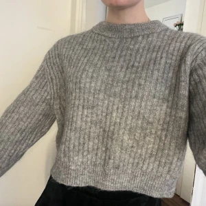 Glittrig stickad tröja - glittrig stickad tröja från Weekday, kortare modell!