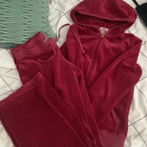 Vintage juicy couture set - Nu säljer jag mitt vintage juicy couture set! I bra skick. Toppen är i storlek m och byxorna i storlek S och även lågmidjade. Snöret runt midjan har gått upp lite syns på bild. Vid intresse tryck på kontakta. Säljs bara som set.  