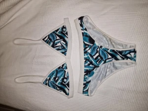 Bikini - Super fin oanvänd bikini, passar både storlek S/M (Vet inte varför bilderna kommer på snedden så skickar gärna fler bilder vid intresse, en fläck finns då jag råkat spilla på underdelen)🫶🏼 