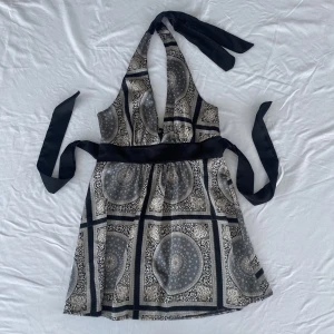 Snyggt linne/halternecktopp/minidress  - Så snyggt längre linne/halternecktopp/minidress. Öppen rygg, knyts bakom nacken och i ryggen under bysten för snyggare siluett. Mycket bra skick, inga deflekter. Köps via Swish eller köp nu 💋