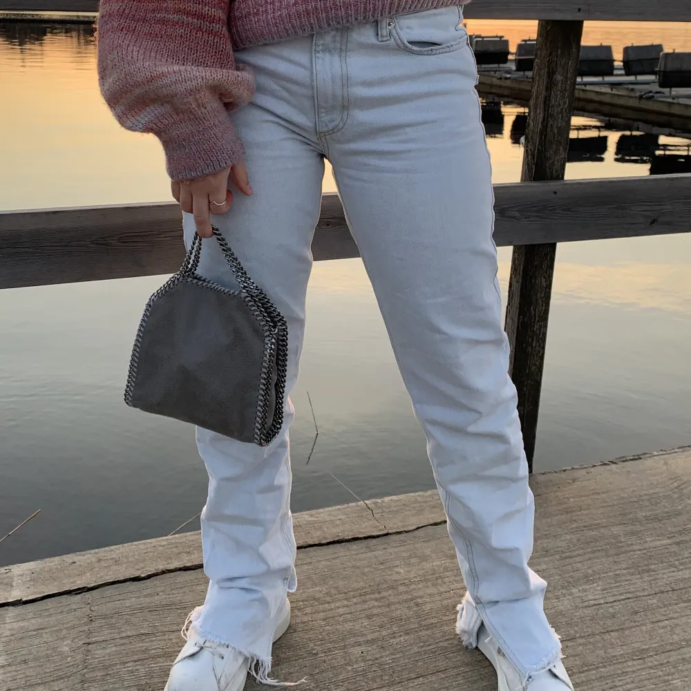 Zarajeans strl.38, sitter snyggt oversized på en 36a💓 Snygg ljusblå färg, perfekt för våren!. Jeans & Byxor.