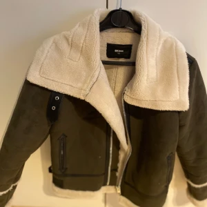Jacka  - Jätte fin grön jacka från bikbok.  Knappt använd, stl Xs men stor i stl. Så passar S  Nypris: 799:-