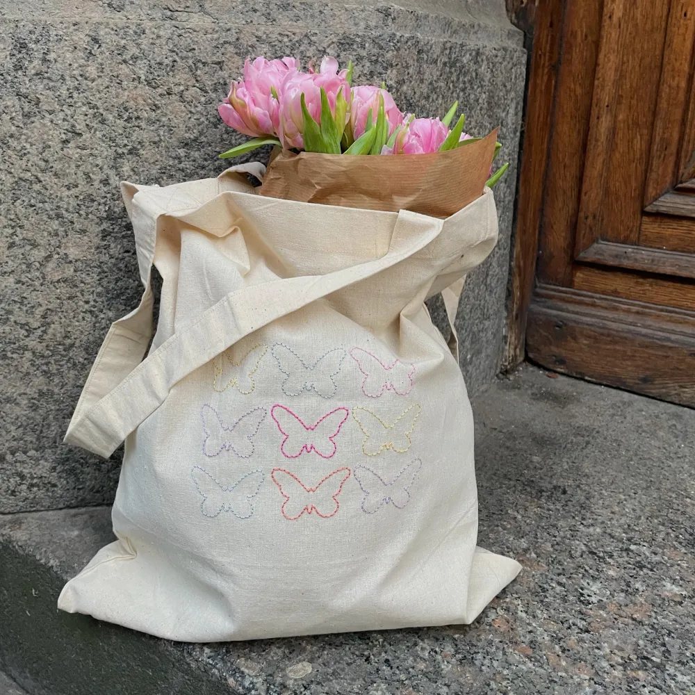 In och följ @handmade.by.rame på instagram för superfina handbroderade tygväskor 🤍 . Väskor.