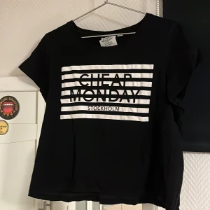 Svart t-shirt cheap monday  - Svart t-shirt från cheap monday med stort tryck