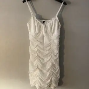 Fin vit klänning från hm med mönstrat dubbel tyg, bara använd en gång. Storlek M men väldigt stretchigt tyg, den sitter tajt men lagom lång på mig som är 173cm. Säljer för att den inte kommer till användning💗