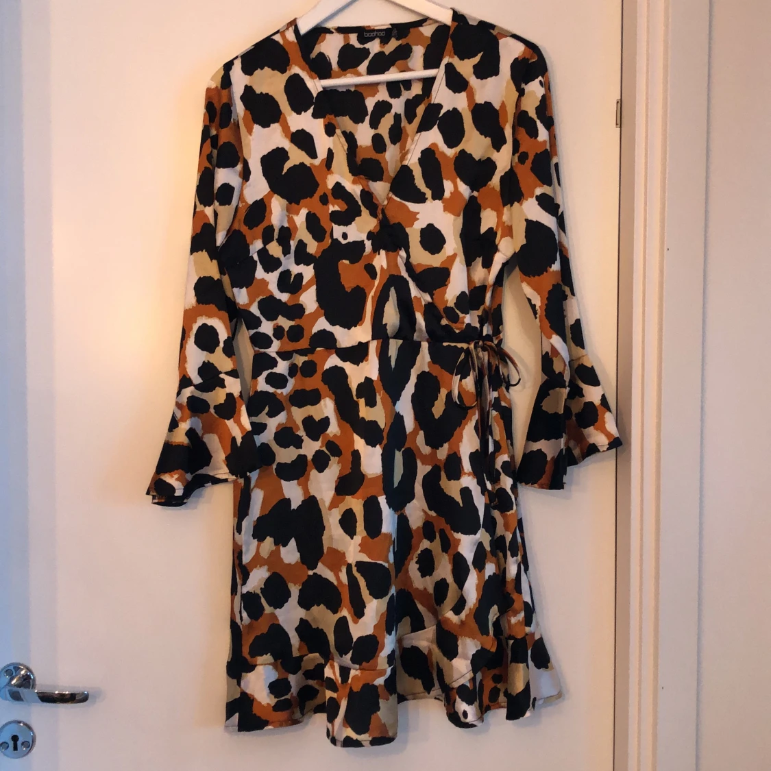 Satinklänning i mönster