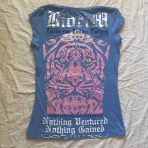  t-shirt med tryck - Säljer denna såå balla t-shirt som verkligen sticker ut i mängden på bästa möjliga sätt!😍 Ställ gärna frågor!