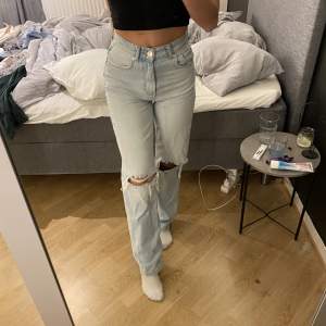 Ett par jättefina och trendiga jeans ifrån Gina tricot, som inte säljs längre i deras butik. Nästintill aldrig använda, i gott skick. Passar mig bra som är ca 1,65 cm. Storlek xs, hör av dig vid intresse💓