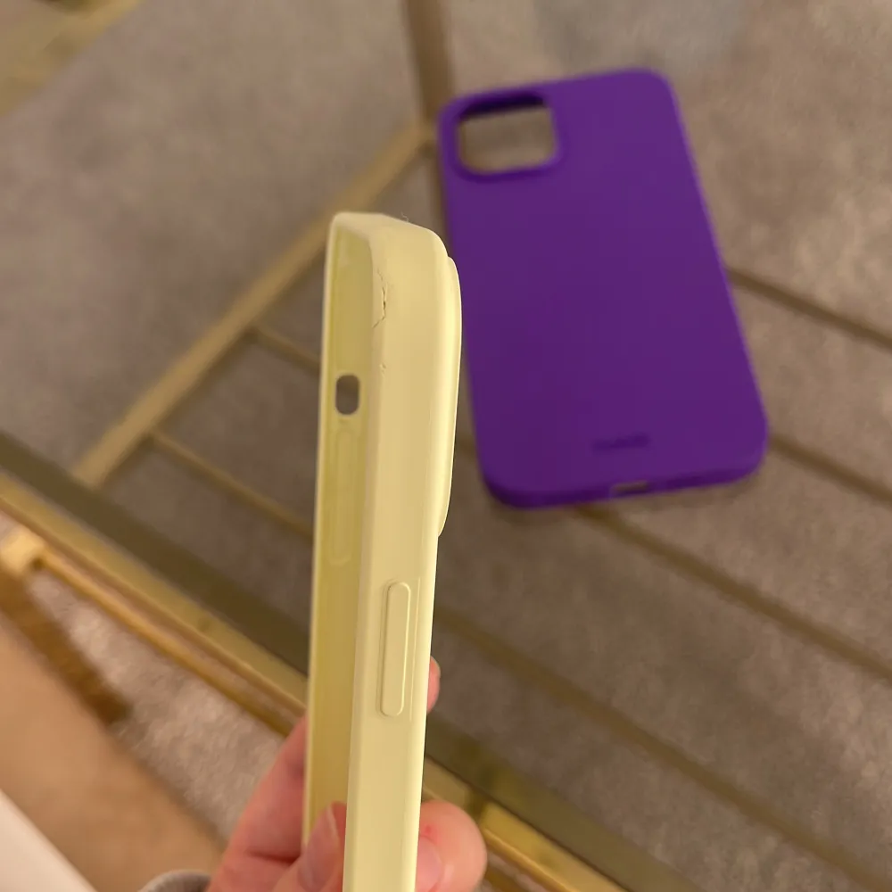 Två mobilskal från Holdit, passar iPhone 12 PRO Max. Liten skada på det gula skalet, men båda är sparsamt använda.  . Accessoarer.