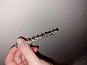 Armband - Super fint som skimrar, inga defekter eller fel.  (Jag vet inte varför bilderna blir på snedden, fler bilder kan skickas privat🫶🏼)