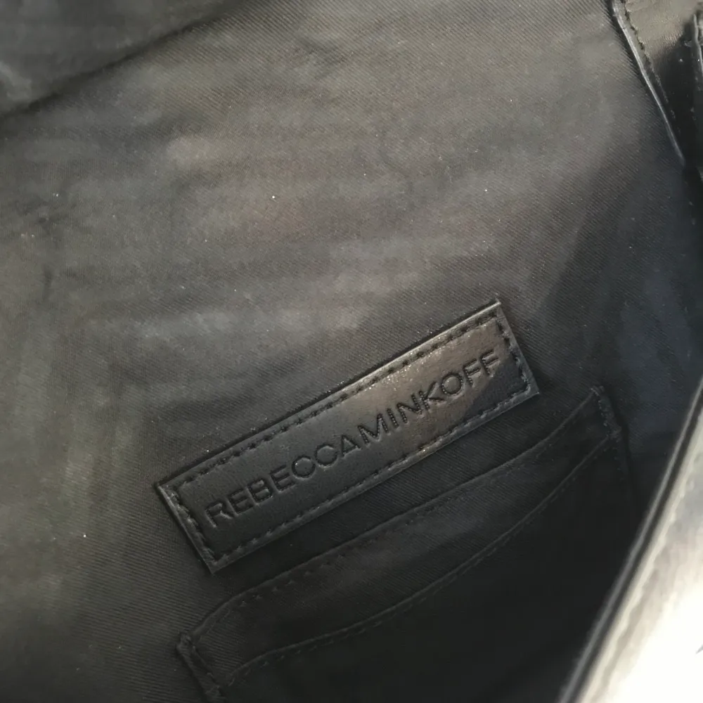 Säljer min fina väska från Rebecca Minkoff Den kommer tyvärr inte till användning längre Små slitskador på spännet fram.  Nypris 4099kr. Väskor.