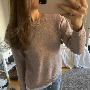 Stickad tröja - Rosa lila törja från vero Moda bra skick dock nopprig. Möts eller köpare betalar frakt💓