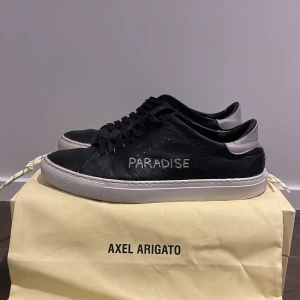 Arigato skor - Säljer mina gamla arigato skor för de inte kommer till användning. Mycket bra skick då skorna inte är använda mycket Box, nya skosnören, kvitto och skopåse ingår.