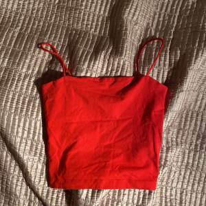 Säljer nu mitt röda  linne från Gina gricot. Fick för två år sedan men bara änvänt det 2-3 gånger så jag skulle säga att det är i bra skick. Storleken är XS men skulle ändå säga att den känns lite mindre! 