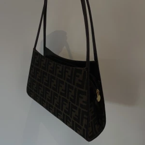 Vintage väska - Farmors gamla vintage väska, vet inte om den är äkta eller fake. 💗 (Köparen står för frakten)