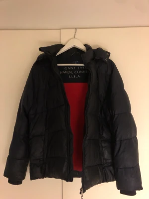 Gant jacka - Ny pris: 3000 Storlek: 170cm, passaform: M och S