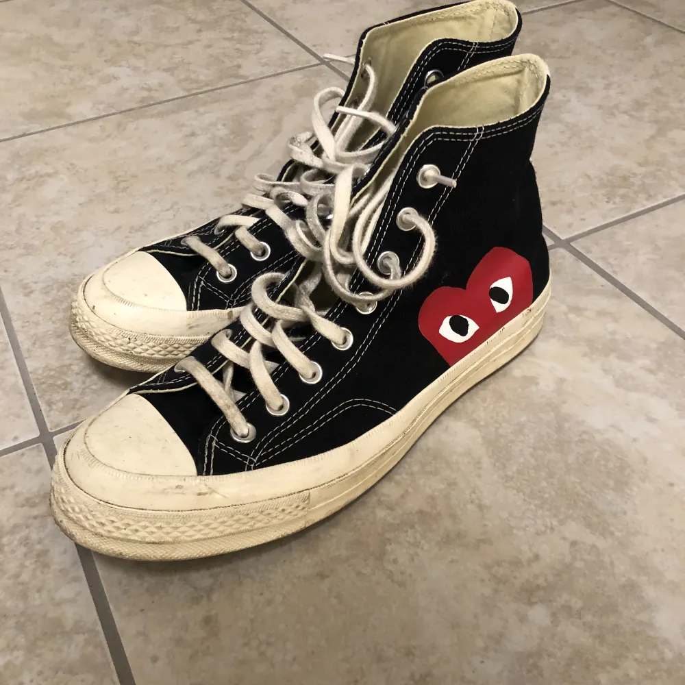 CDG Converse i svart. Köpta på NK i somras box finns kvar. Lite smutsiga men annars inga flaws. Kom Pm för frågor och fler bilder!. Skor.