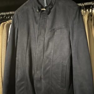 Jacka - Snygg vårjacka i samet i mörkblå färg 