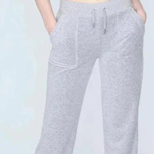 Juicy byxor  - Ett par gråa juicy byxor i bra skick. Nypris 1200kr pris kan diskuteras 