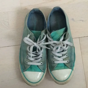 Vonverse - Ljusblåa Converse till salu. Fodret i skon vid hälarna är lite sliten men annars är skorna helt hela och oskadade. 