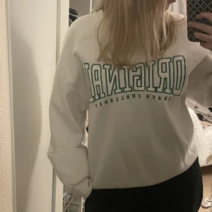 Sweatshirt  - Säljer min tröja i storlek S men sitter lite oversized, jätte mjukt material och så skön tröja🤍